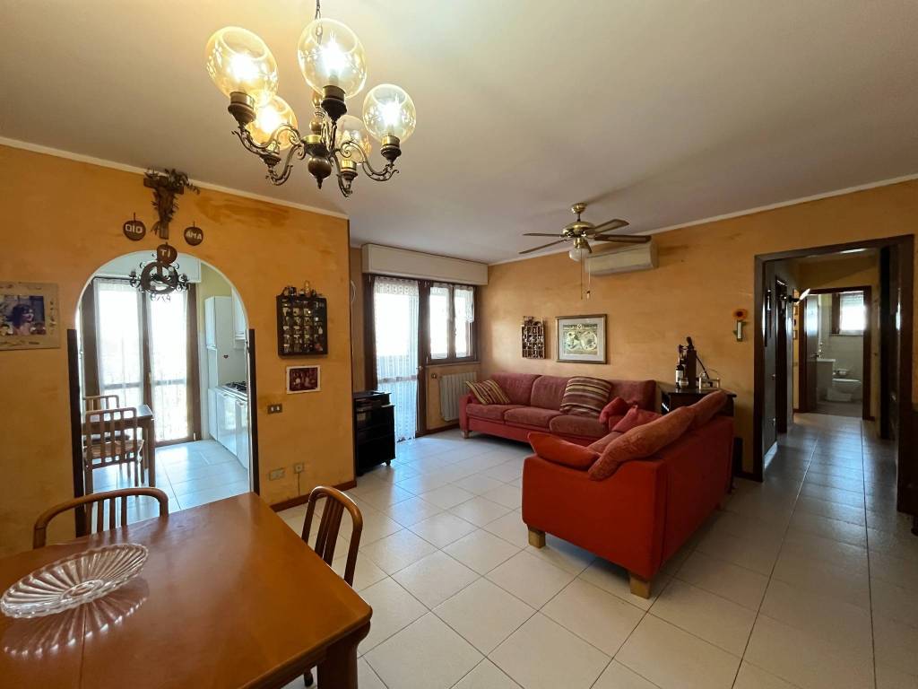 appartamento in vendita a Milano in zona Famagosta