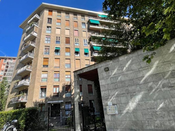 appartamento in vendita a Milano in zona Lorenteggio