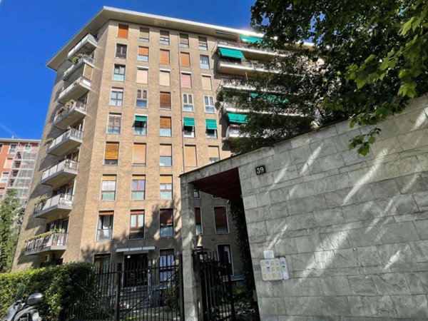 appartamento in vendita a Milano in zona Lorenteggio