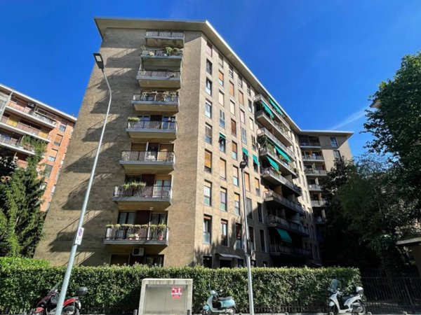 appartamento in vendita a Milano in zona Lorenteggio