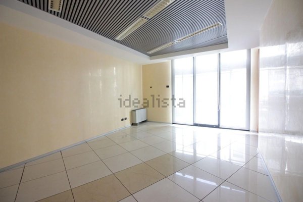 locale commerciale in vendita a Milano in zona Lambrate