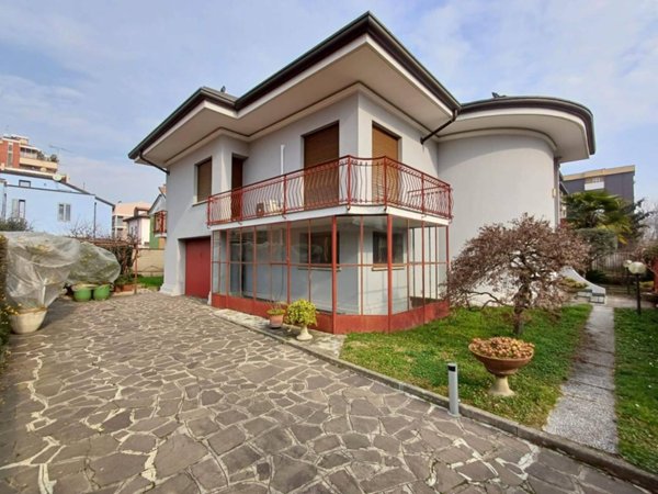 casa indipendente in vendita a Milano in zona Baggio