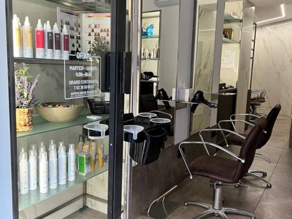 negozio in vendita a Milano in zona Guastalla
