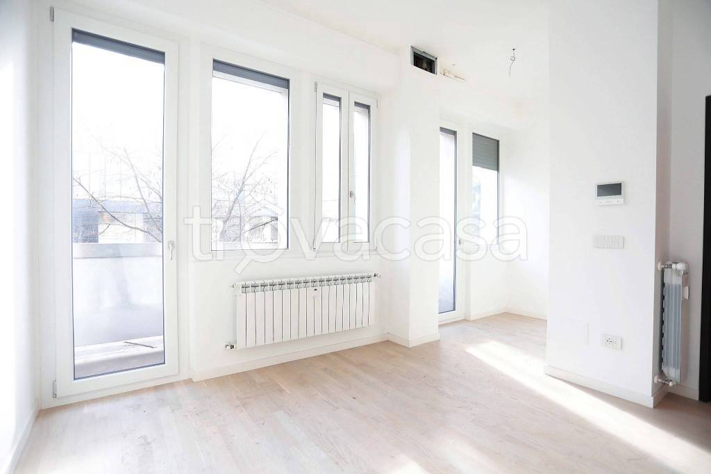 appartamento in vendita a Milano in zona Guastalla