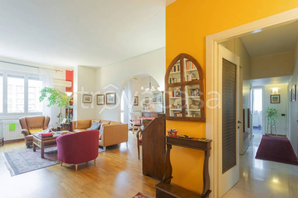 appartamento in vendita a Milano in zona Gorla