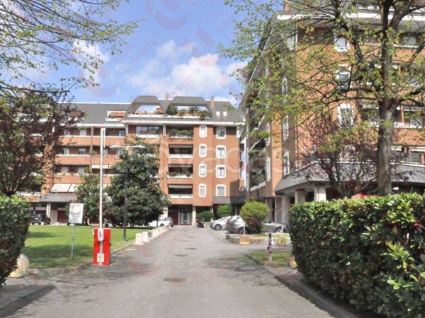 negozio in vendita a Milano in zona Gallaratese
