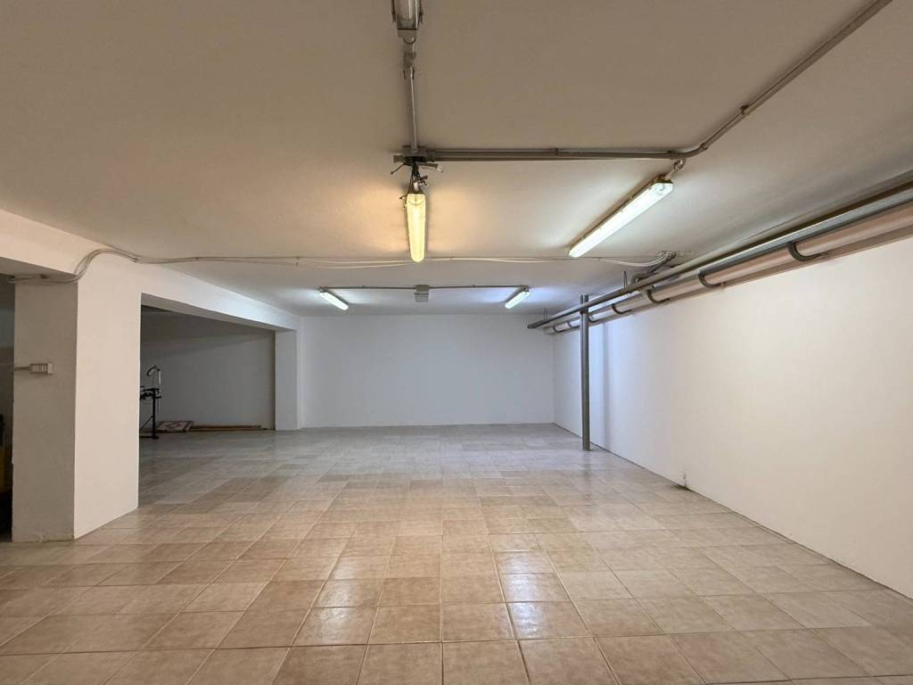 locale commerciale in vendita a Milano in zona Isola