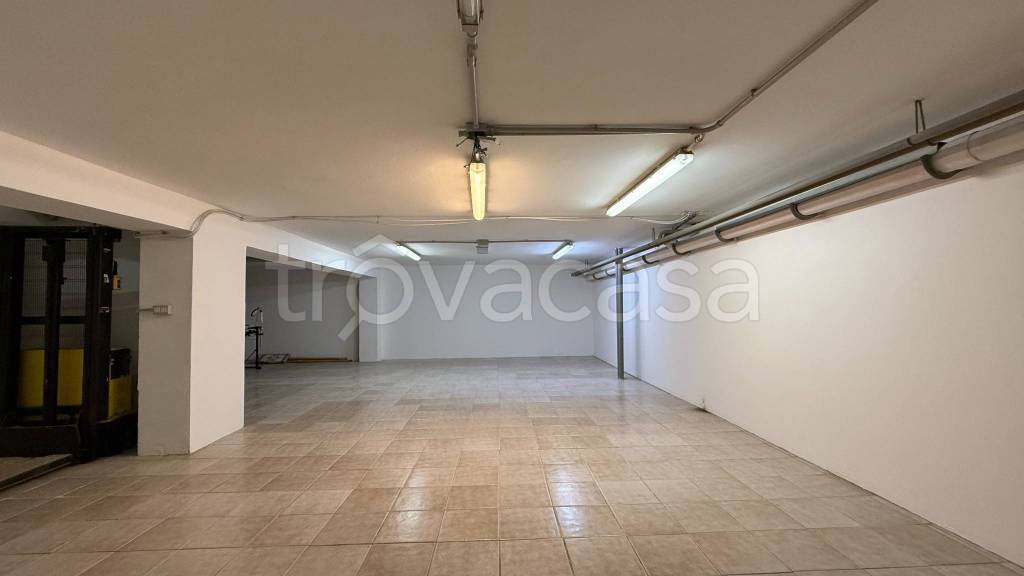 locale commerciale in vendita a Milano in zona Isola