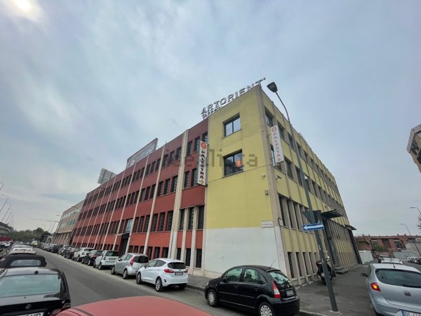 ufficio in vendita a Milano in zona Lorenteggio