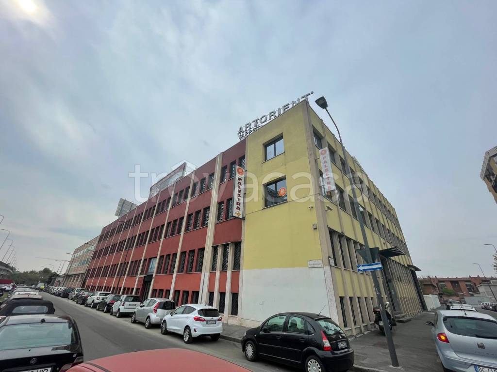 ufficio in vendita a Milano in zona Lorenteggio