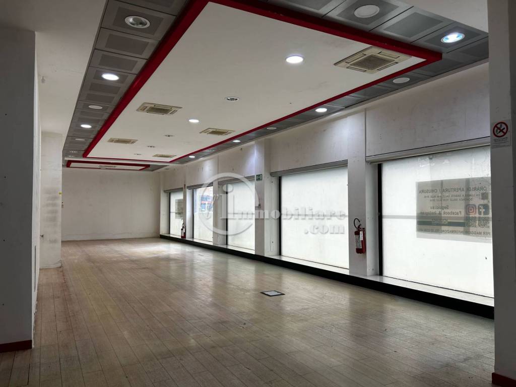 negozio in vendita a Milano in zona Barona