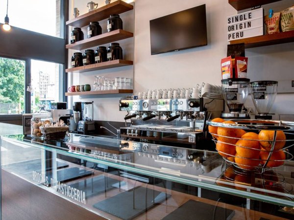 negozio in vendita a Milano in zona Lorenteggio