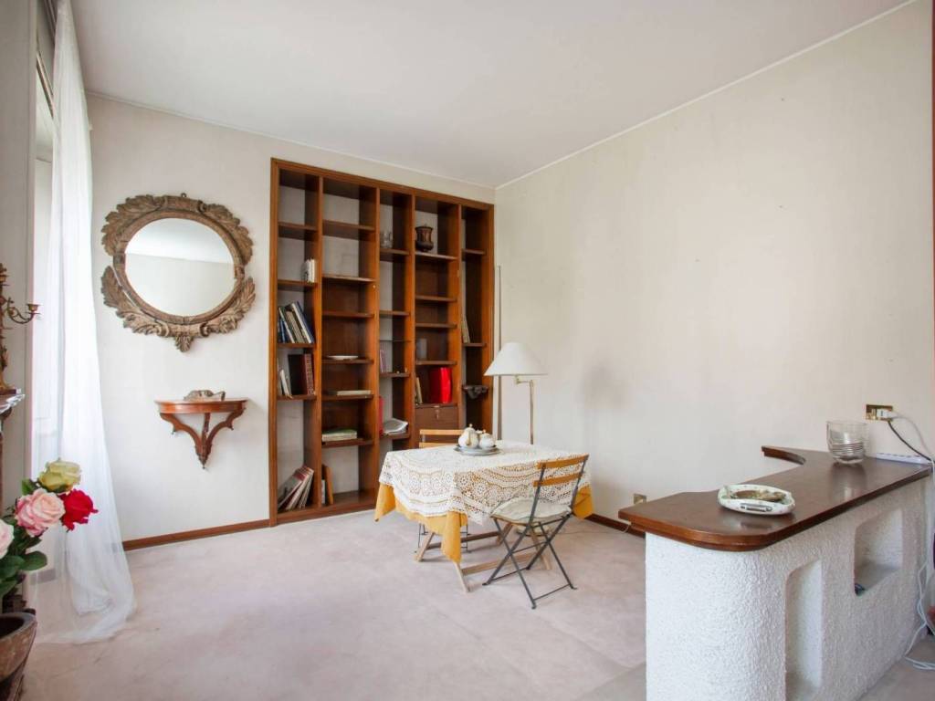appartamento in vendita a Milano in zona Guastalla