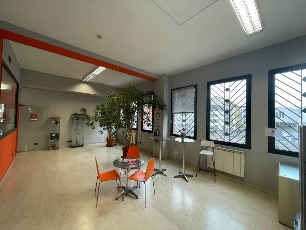 ufficio in vendita a Milano in zona Famagosta