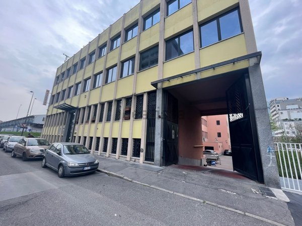 ufficio in vendita a Milano in zona Lorenteggio