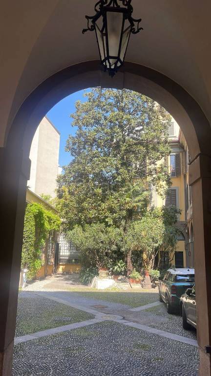 appartamento in vendita a Milano in zona Sant'Ambrogio