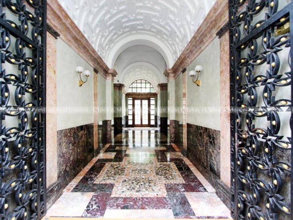 appartamento in vendita a Milano in zona Guastalla