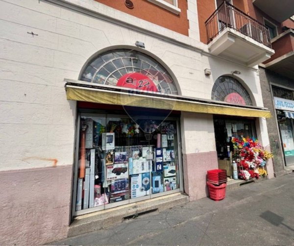 negozio in vendita a Milano in zona Famagosta