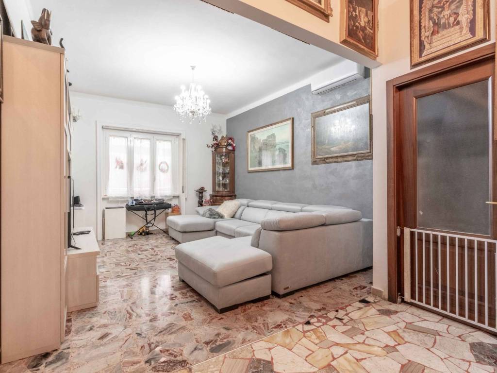 appartamento in vendita a Milano in zona Lorenteggio