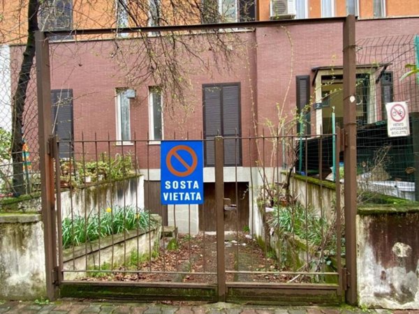 negozio in vendita a Milano in zona Corvetto