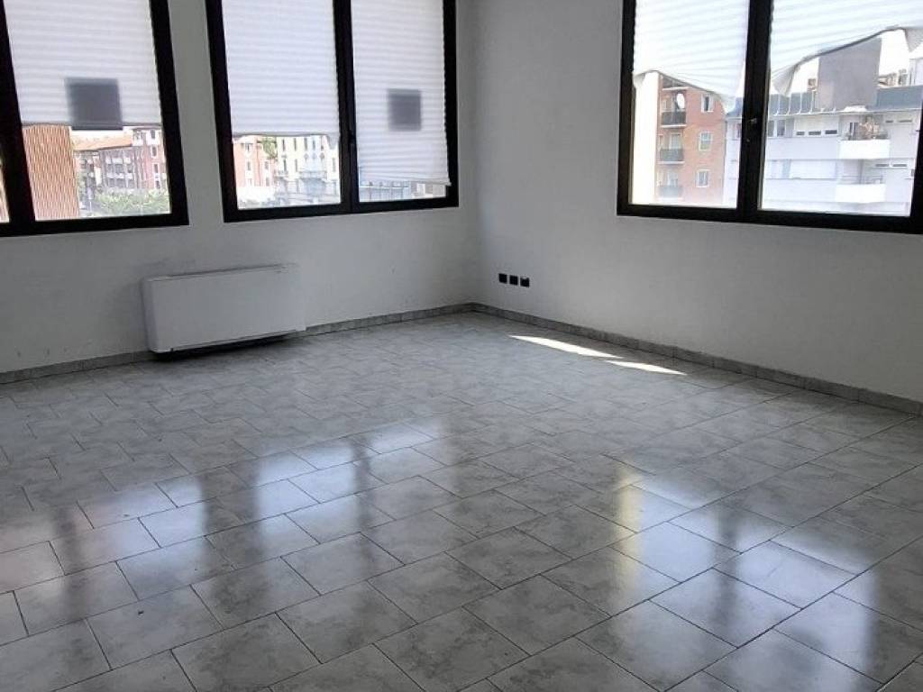 ufficio in vendita a Milano in zona Famagosta