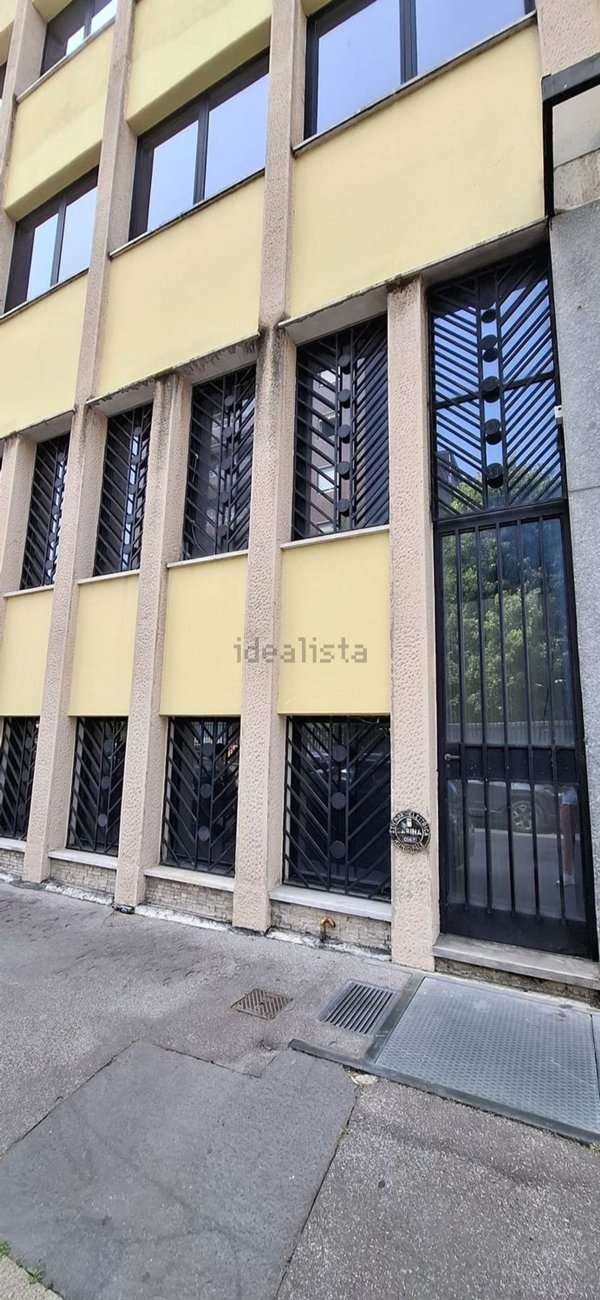 ufficio in vendita a Milano in zona Lorenteggio