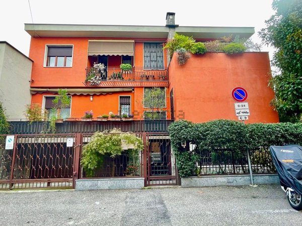 casa indipendente in vendita a Milano in zona Baggio