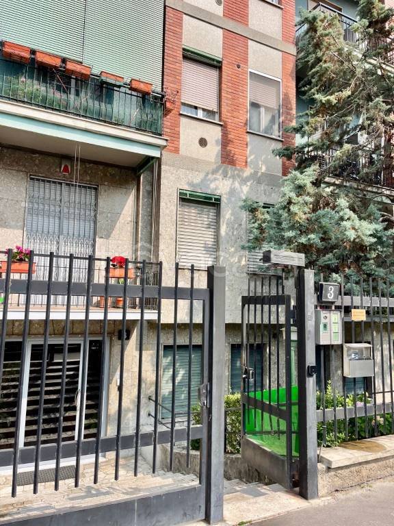 ufficio in vendita a Milano in zona Piazzale Lodi