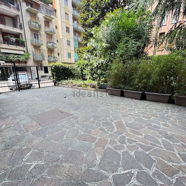 appartamento in vendita a Milano in zona Lorenteggio