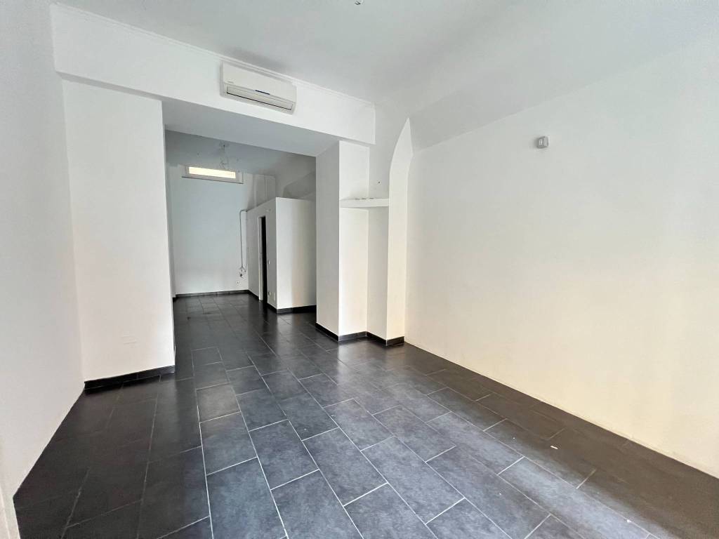 negozio in vendita a Milano in zona Guastalla