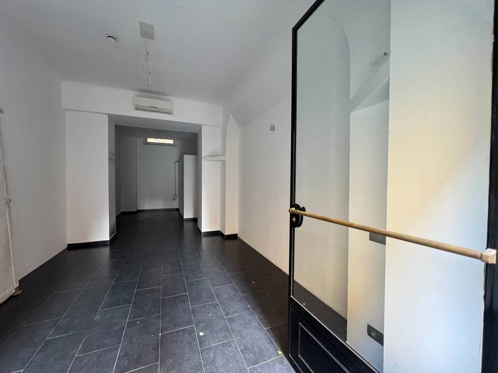 negozio in vendita a Milano in zona Guastalla