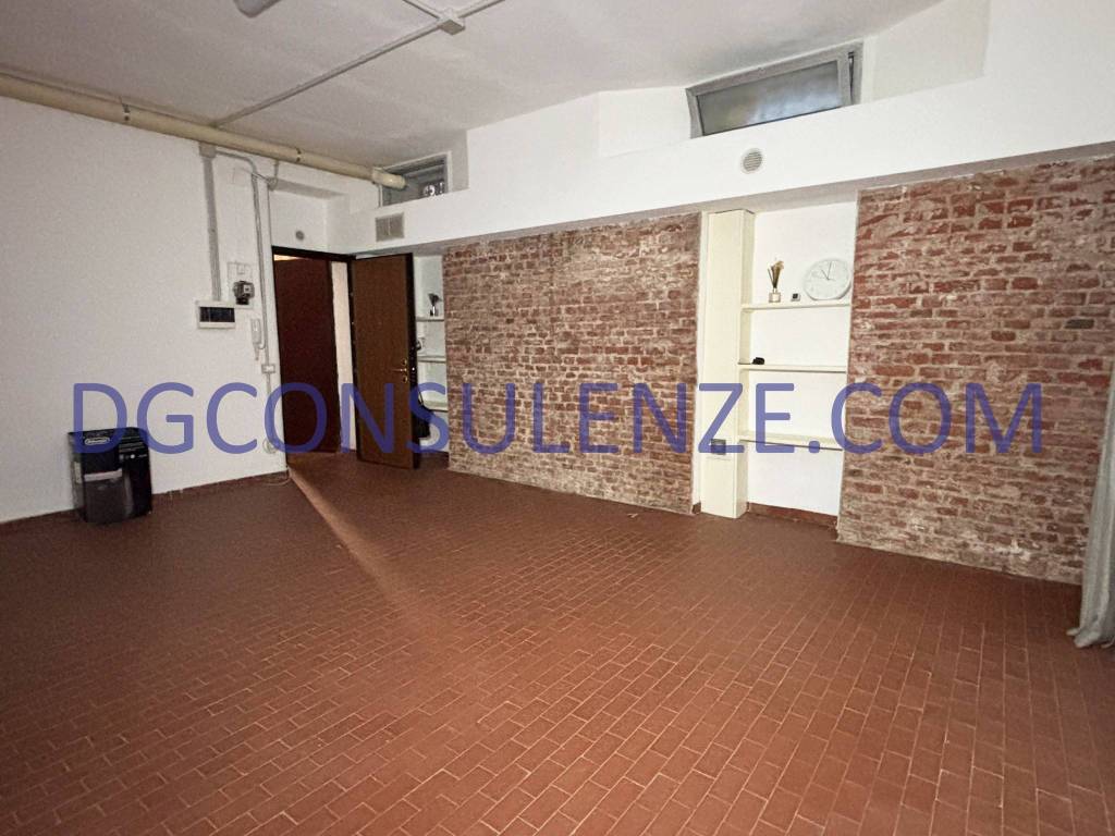 locale commerciale in vendita a Milano in zona Centro Direzionale