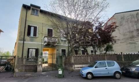 appartamento in vendita a Milano in zona Baggio