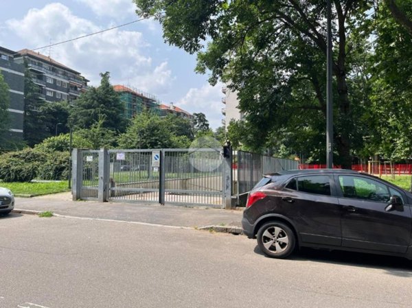 negozio in vendita a Milano in zona Lorenteggio