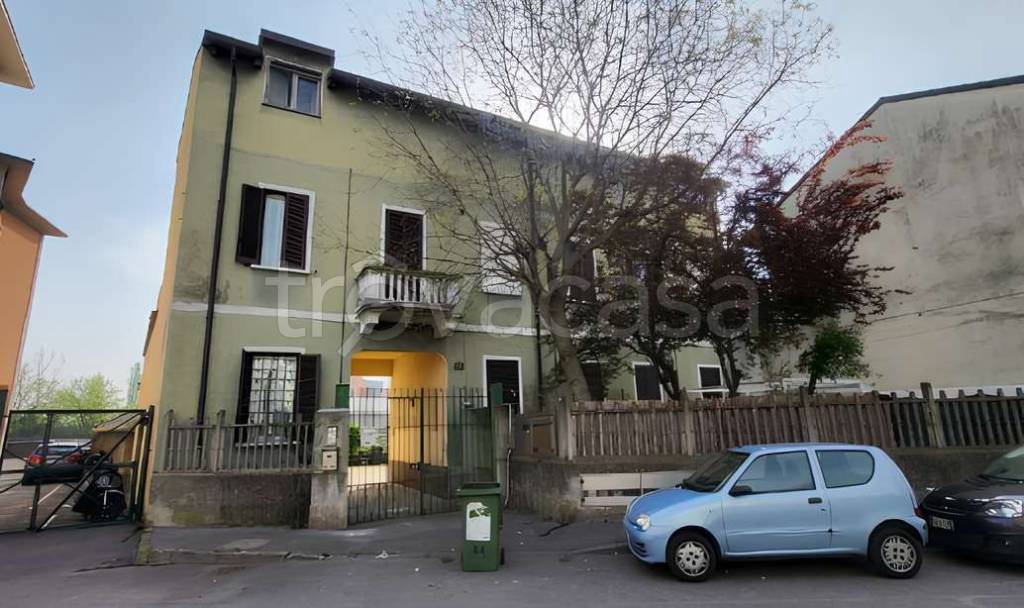 appartamento in vendita a Milano in zona Baggio