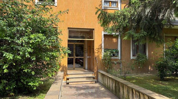 appartamento in vendita a Milano in zona Lorenteggio