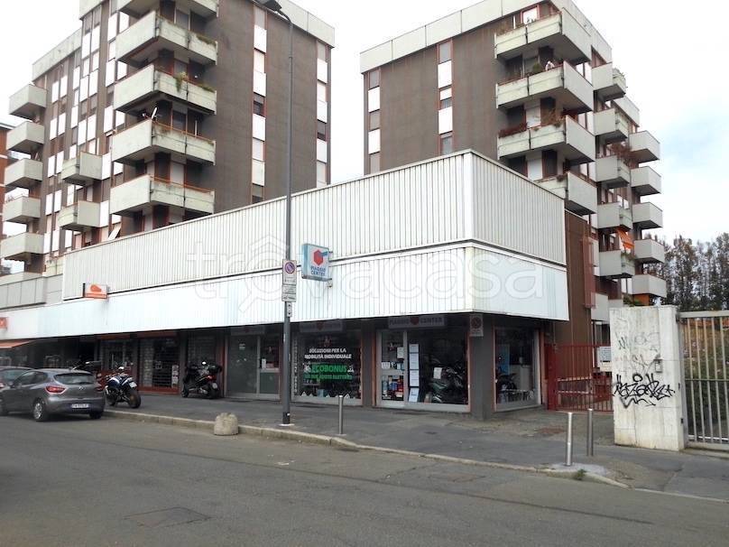 negozio in vendita a Milano in zona Barona