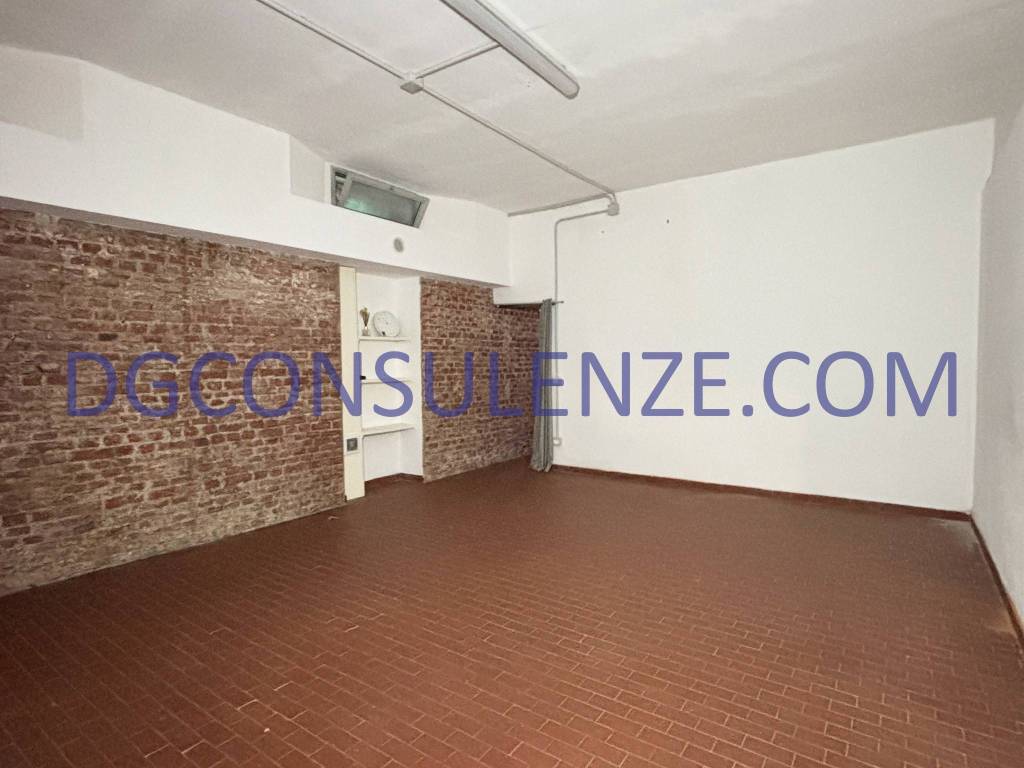 locale commerciale in vendita a Milano in zona Centro Direzionale
