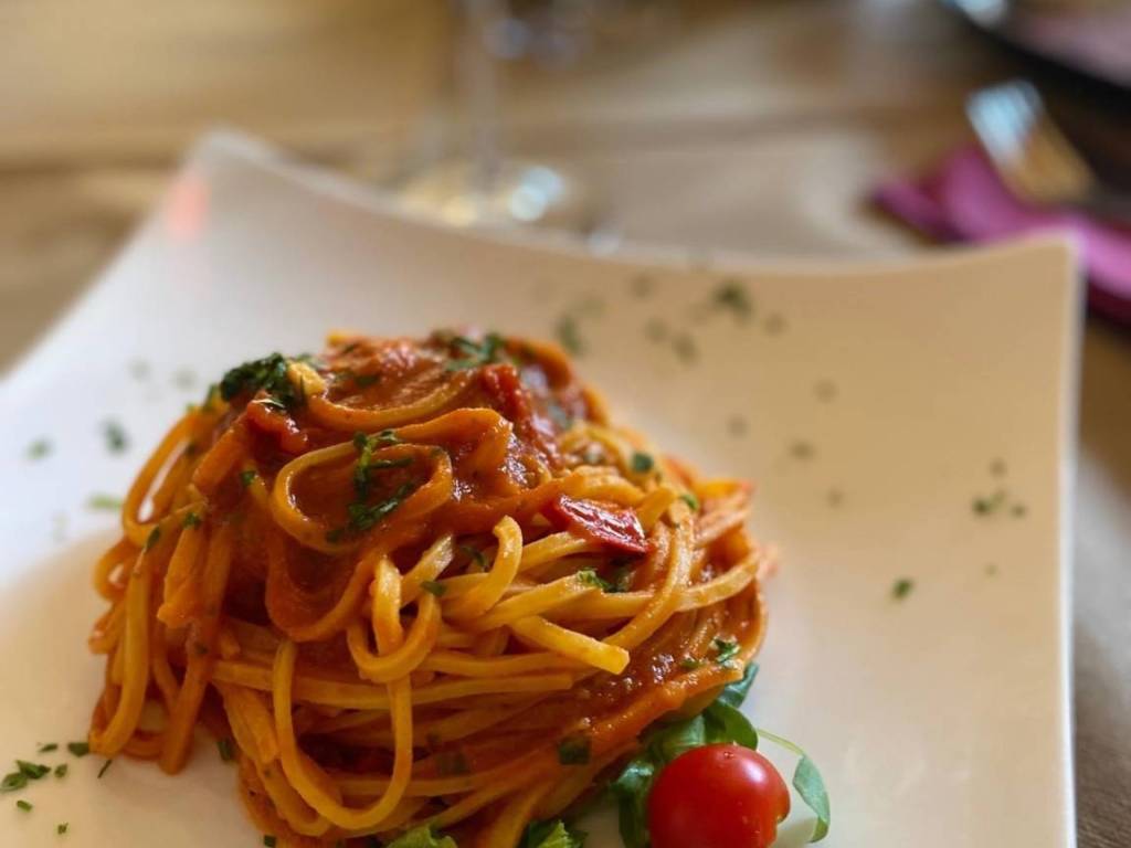 negozio in vendita a Milano in zona Baggio