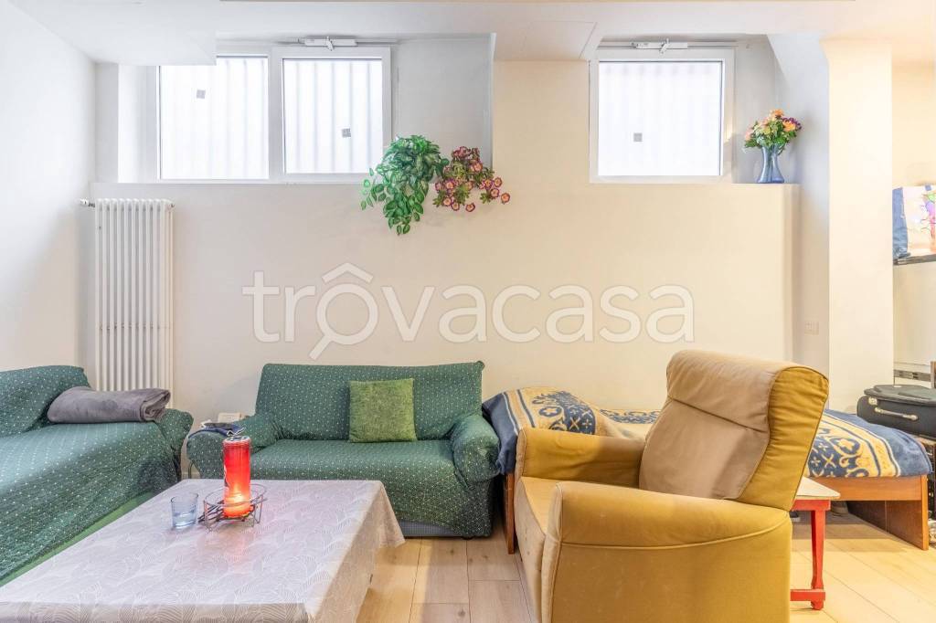 negozio in vendita a Milano in zona Corvetto