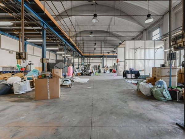 locale commerciale in vendita a Milano in zona Piazzale Lodi