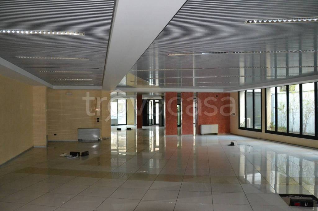 negozio in vendita a Milano in zona Lambrate