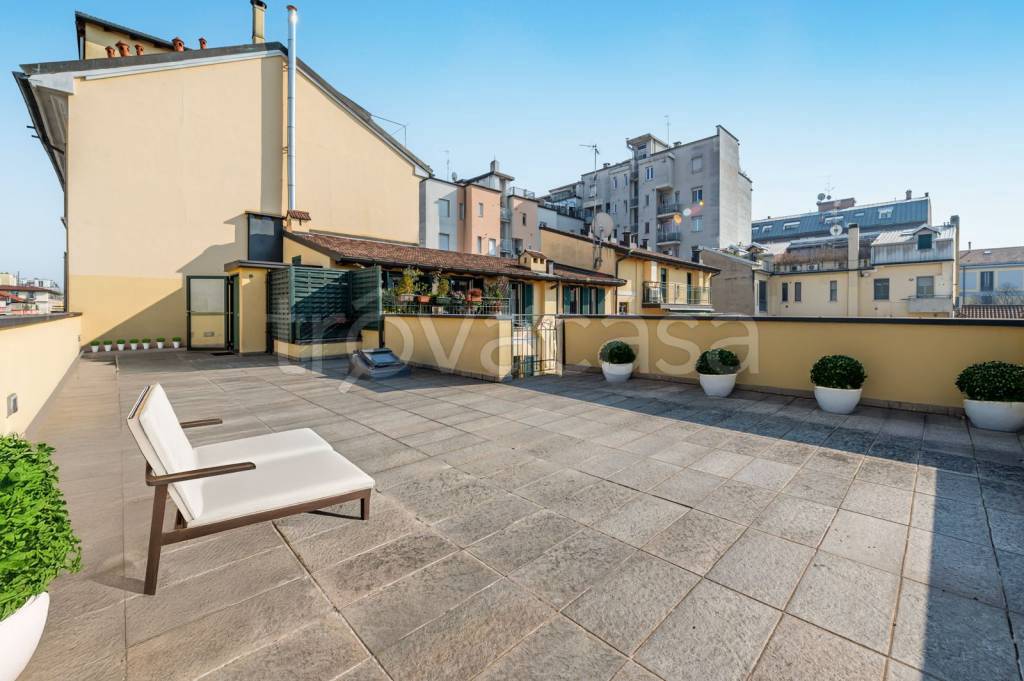 appartamento in vendita a Milano in zona Bocconi