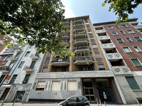 appartamento in vendita a Milano in zona Lorenteggio