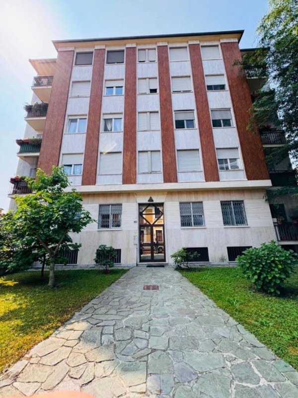 appartamento in vendita a Milano in zona Baggio