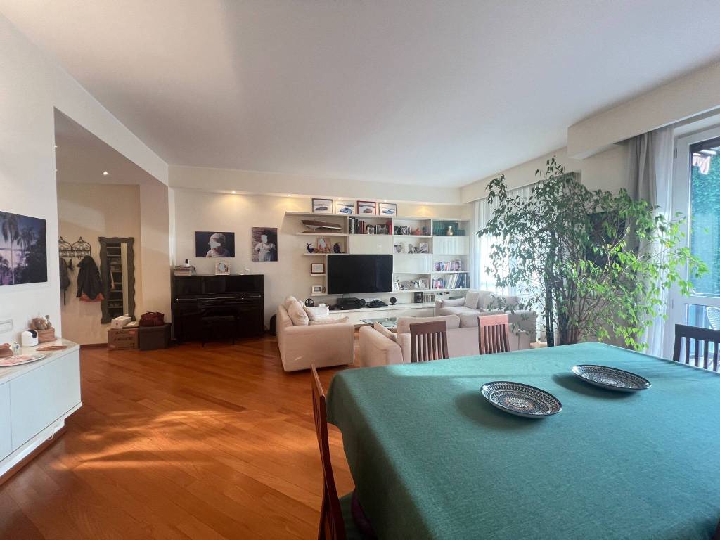 appartamento in vendita a Milano in zona Porta Nuova
