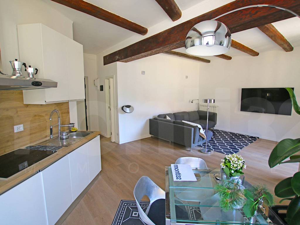 appartamento in vendita a Milano in zona Sant'Ambrogio