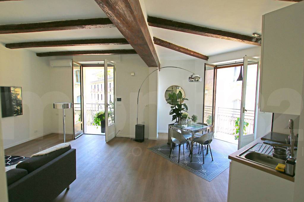 appartamento in vendita a Milano in zona Sant'Ambrogio