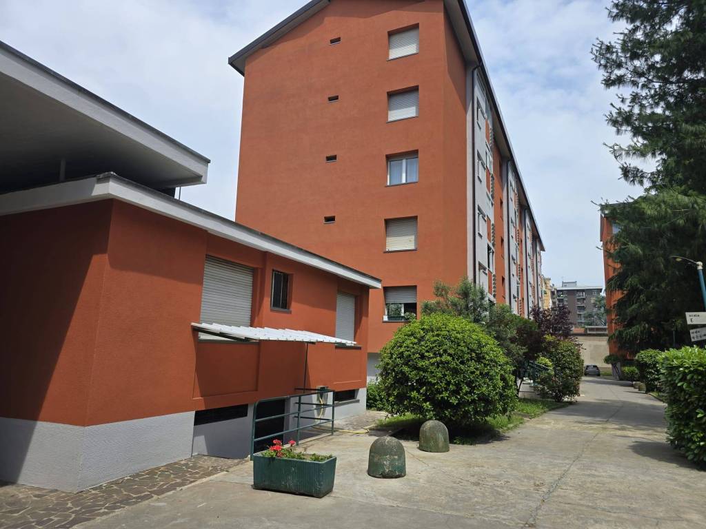 appartamento in vendita a Milano in zona Barona