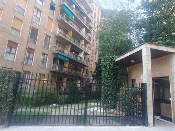 appartamento in vendita a Milano in zona Lorenteggio